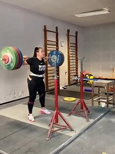 160kg Back squat 4reps by @weightlifting.sarah #backsquat #massive #strength #speed #technique #training #wolfpackweightlifting #weightlifting💪🏻💪🏻💪🏻 | Wolfpack weightlifting