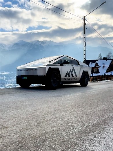 🚗 W drodze po nowy projekt Najpierw architekci, bo tam rodzą się pomysły i kierunek działania ✏️🏗️ Ale po drodze… ☕ Krótki przystanek na kawę, bo dobre decyzje zaczynają się od dobrej energii 😉 📍 Podhale 🏔️ Biznes w ruchu ✨ Kulisy naszej codziennej pracy 👉 Zostań z nami i obserwuj, jeśli chcesz zobaczyć, jak naprawdę wygląda praca dewelopera w górach. #WTrasie #Architekci #Kawa #KulisyPracy #Architektura #NowyProjekt #Podhale #Zakopane #StylŻycia#TatraStyle #Cybertruck