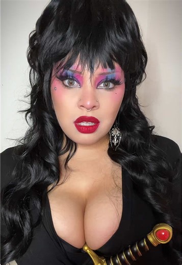 when the people of falwell saw her for the first time basically #elvira #80s #halloweenlook #plussizecosplay #blackcosplayer