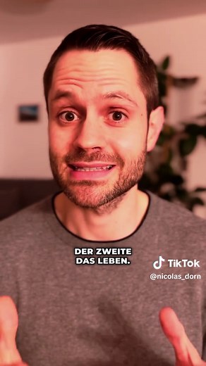 Warum bleiben manche Sätze hängen – und andere verpuffen? Nicht, weil sie schlauer sind. Sondern weil sie uns emotional bewegen und etwas in uns auslösen. Das ist kein Zufall. Das ist Pathos. 👉 Folg mir, wenn Du lernen willst, Menschen wirklich zu erreichen. . . . . . #Rhetorik #Überzeugen #Pathos #Kommunikation #Wirkung
