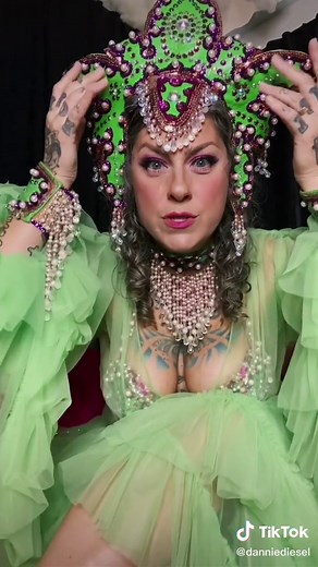 #hedyjostar #americanpickers #strippinghistory #vintage #burlesque #costume #headdress