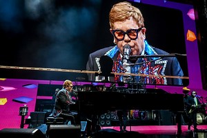 Elton John comparte conciertos completos en YouTube