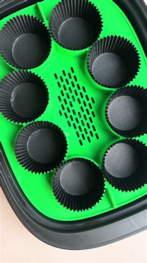 Indonesische gestoomde bruine-suikercake (± 18 stuks) Benodigdheden * stoommandje / Varoma * cupcakevormpjes met papiertjes Ingrediënten * 250 g bruine suiker (Javaanse gula djawa of donkere basterd is ideaal) * 250 ml water * ¼ tl zout * 250 g bloem * ½ tl bakpoeder * ½ tl baking soda * 2 eidooiers * 25 g kristalsuiker * 80 ml neutrale olie (zonnebloem of rijstolie) * ½ tl vanille-extract Bereiding (Thermomix) 1. Suikersiroop maken Doe de bruine suiker, het water en het zout in de mengkom. Verw