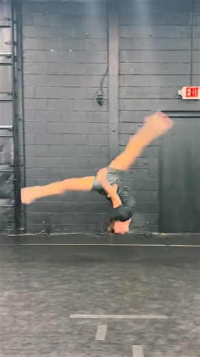 JASON CAMERON on Instagram: "Always a blast getting to assist one of the best @jillianzagorskichoreography! 🔥 Your pom class last night was next-level — filled with unstoppable energy and pure passion. Left @truedancepotential totally inspired (and completely drenched) So much love for you, Jilly! 💛⚡️"