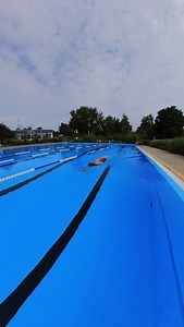 Length Without Tension “If you’re reaching as far as you can — and locking everything up — you’re doing it wrong.” In Glide freestyle, length matters — but not at the expense of fluidity. Too many swimmers overreach, lock their elbow, stiffen their neck, and end up fighting the water before the catch even starts. True length isn’t about force. It’s about structure — open shoulder, soft elbow, long spine, and a relaxed hand. The goal? Extend with access to power — not by sacrificing it. You want 