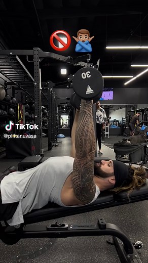 Upgrade your chest press ✔️ 1st example: elbows too wide, stressful on the shoulder complex, not optimal 2nd example: elbows tucked at 45 degrees, ideal arm path for chest engagement, optimal Go get those gains this weekend friends 🫡 #fyp #fittok #gymtok
