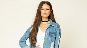 10 Gaya dengan Kalung Choker, Bikin Penampilan Makin Keren