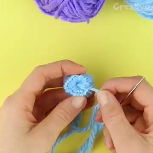 Un feutre vous aidera à réaliser une belle fleur en laine, choisissez vos couleurs préférés et créez votre bouquet de fleurs 💐 | Creativo France