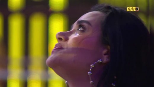 Tem gente que joga com vantagem.Tem gente que joga confortável.E tem a Jordana.Que jogou com tudo dando errado, vendo pessoas irem embora, ficando cada vez mais sozinha… e mesmo assim não abaixou a cabeça.Não se escondeu. Não mudou quem ela é pra se encaixar. Nem sequer pensou em desistir.Ela ficou. E continuou lutando.E quando a gente olha pra essa edição, é impossível não reconhecer um nome que já ficou pra história do programa: JORDANA! 💜⚡️