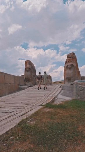 Hattusa, the ancient Hittite capital, is a must-visit for history lovers. Travel back thousands of years in this historic place, which is a UNESCO World Heritage Site, wandering among its impressive ruins, stone monuments and massive walls.Explore Hattusa and experience the heart of history! Follow for more: instagram.com/go__corum 🎥 IG: feyzi_sipahi #GoTürkiye #GoÇorum #Çorum #AlacahöyükMuseum #Alacahöyük #History #GoSustainable #UNESCO | Go Türkiye