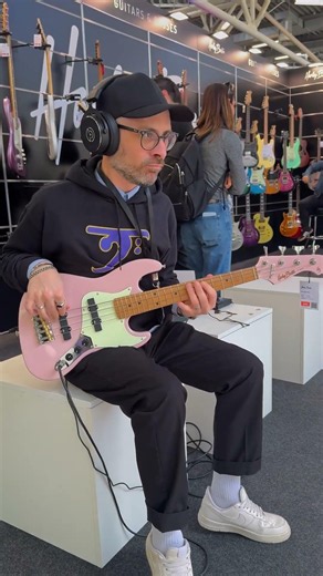 Testing this TINY Harley Benton Bass at Bologna Guitar Show! 🤯 (HB JB-62CC Mini) #bassguitar #shorts