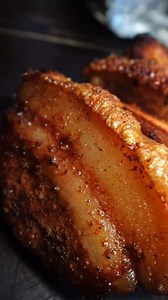 How to perfectly smoke crispy pork belly💨🐷 Recipe👇 - Start by scraping the skin of the pork belly to remove moisture, then throw it in the fridge uncovered overnight. - Season the meat side with your pork rub of choice, then coat the skin side with a heavy layer of sea salt. - Into the smoker at 375 degrees for about an hour and a half until an internal temp of 188, then take it out, remove the salt cap, make a lil foil boat to protect the meat sides, and then back into your cooker and crank 