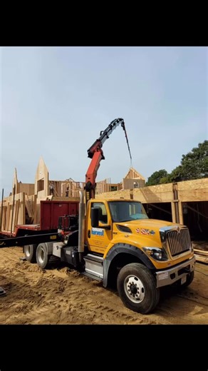 16 reactions | This is how we do it! #harvesthomesinc #panelizedconstruction #customhomes #panelized #offsiteconstruction #northeast #craneoperator | Harvest Homes | Facebook