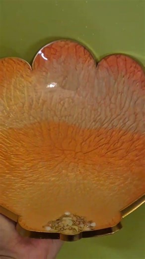 Crackle Effect Shell Bowl - Hit the link for full tutorial #resinart #resinaddict #resinobsession