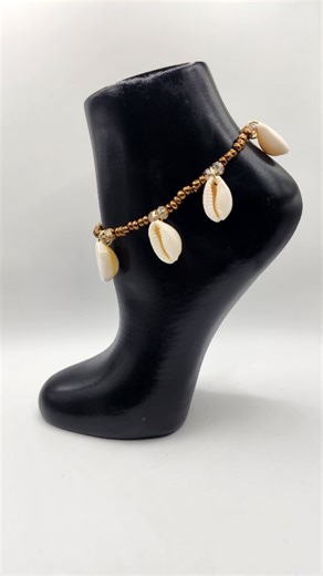 Luxury Waistbeads and more on Instagram: "Since We all agreed that sea shell anklets are a must have, lets get to work! Some of us wanted the cowry anklets back, a few of us wanted a new shell, so we choose the clamp shell."