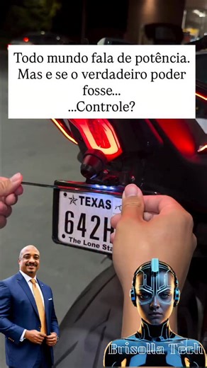 Brisolla Tech | Estratégia de IA para Negócios on Instagram: "Um motociclista comum instala um acessório curioso na traseira da moto. À primeira vista, parece só uma placa fumê. Mas quando ele aperta um botão, algo acontece. A placa muda de cor. Fica opaca. Depois volta ao normal. Como num passe de mágica — ou, melhor, como num update silencioso de software. Não é mágica. É tecnologia. É o tipo de inovação que redefine o jogo. Sem falhas. Sem barulho. Só função. Enquanto uns seguem apenas aceler