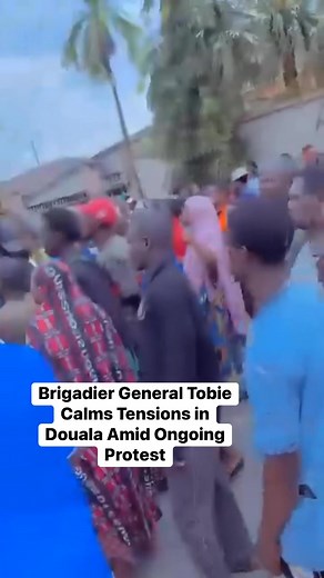 Brigadier General Tobie Calms Tensions in Douala Amid Ongoing Protests Douala — Brigadier General Ngolo Ngomba Tobie delivered a unifying message to residents of a neighborhood in Douala today, telling protesters, “We are with you.” His speech was well received and helped prevent further escalation of tensions locally. However, reports indicate that in other parts of the city, police continue to violently suppress demonstrators, highlighting the uneven approach to handling post-election unrest. 