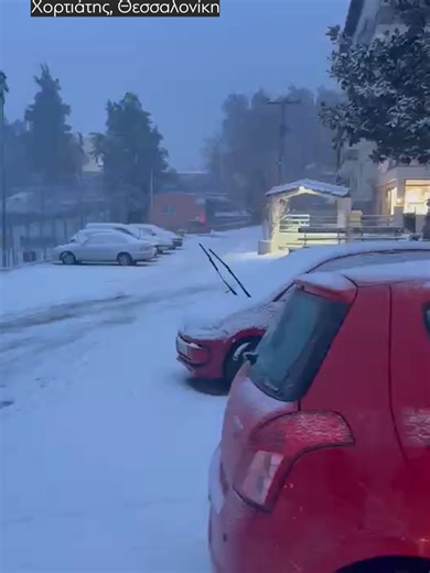 Οι κάτοικοι στα ορεινά και ημιορεινά προάστια της Θεσσαλονίκης ξύπνησαν σήμερα το πρωί βλέποντας χιονισμένα τοπία, μετά τη νυχτερινή χιονόπτωση. Από το Ασβεστοχώρι, το Ρετζίκι, τα Πεύκα, το Φίλυρο και τον Χορτιάτη έως τη Λητή, τα Κουφάλια, τον Λαγκαδά και τα Λαγυνά, δρόμοι και σκεπές κτηρίων καλύφθηκαν από χιόνι, δημιουργώντας ένα πανέμορφο πάλλευκο τοπίο. Παράλληλα, χιονόπτωση καταγράφεται και σε πεδινές περιοχές δυτικά της πόλης, όπως στα Μάλγαρα και τα Κύμινα. Μέχρι στιγμής δεν έχουν αναφερθε
