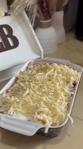 Na malo ulja proprzite crni luk, dodajte mleveno meso, so, biber, začin, malo vode i upržite.