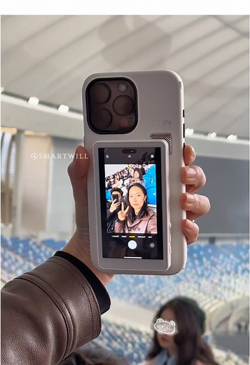 Enhance Your Selfies with Phone Screen Mirroring
