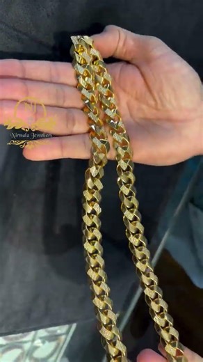 gold curb chain that defines ur personality as well as ur neck for a gentleman