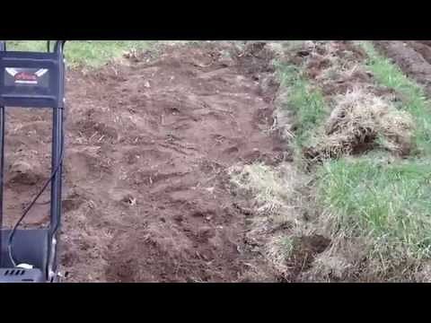 How to Clear Grass with a Shovel