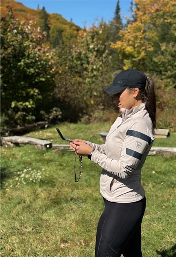 🏔️ 🗺️ J’ai complété ma formation « Orientation carte et boussole » Une magnifique formation d’une journée offerte en nature. J’y ai appris à lire les cartes topographiques, utiliser la boussole et me repérer en forêt à l’aide de ces deux outils. Les activités en forêt - notamment la course en montagne et la survie - sont deux passions pour moi. La forêt est un espace de ressourcement puissant et ces activités me poussent à constamment apprendre et me dépasser. Ce que la forêt m’apprend, je peu