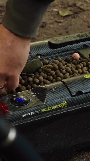 🚤 Ridgemonkey Hunter 750 — Compact, Precise, Smart. 🔹 Top-loading hopper for easy rig & bait drops 🔹 Ultra-light 2.5 kg build for effortless transport 🔹 USB-C rechargeable power system 🔹 Stable, smooth control even at long range A bait boat built for anglers who value precision and efficiency. 🎣 🎥:@RidgeMonkey #BaitBoat #hunter750 #ridgemonkey #CarpFishing #carpfishinguk #ukcarpfishing #karpfenangeln #AnglerLife #outdoors | Bait Boat World