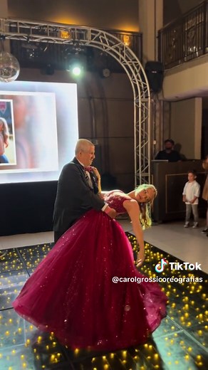Valsa de 15 Anos com o Avôzinho - Emocionante Dança ao Som de Vejo Enfim a Luz Brilhar