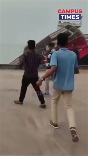 "দৌলতদিয়া ৩ নম্বর ঘাটে ফেরিতে উঠতে গিয়ে সৌহার্দ্য পরিবহনের একটি যাত্রীবাহী বাস পদ্মায়।#daulatdia