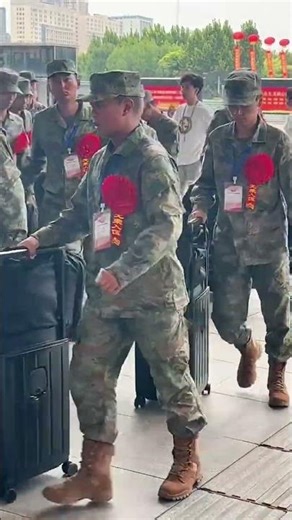 新兵入伍即将启程领队身着便衣指挥两排安顺序分批依次进站 #又是一年入伍季 #保家卫国 #应征入伍 #军人风采 #military #army