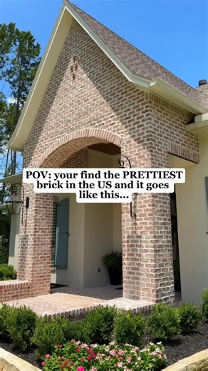 Have you seen this brick yet? Covington from our Georgia Handcrafted Collection. Kitchens, arches, exteriors, it does it all. Save this for you forever home! #cherokeebrick #covingtonbrick #handcraftedbrick #georgiahandcrafted #brickhome #prettybrick #brickinterior #brickexterior #foreverhome #luxurybrick | Cherokee Brick