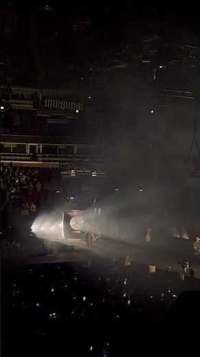 Lorde plays Buzzcut Season live in Chicago - 9/19/2025