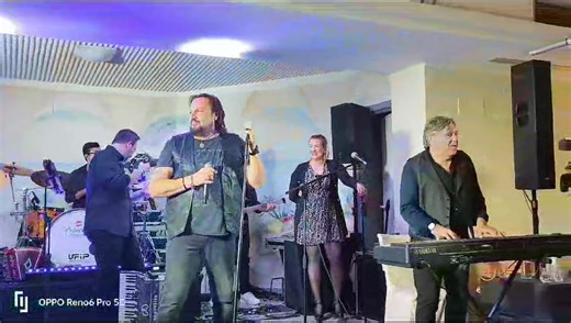 361K views · 7.1K reactions | Ti baciava le labbra e io di rabbia morivo già... altro spezzone della splendida serata di ieri 殺 #unpugnodisabbia #nomadi #OrchestraFrancescaMazzuccato ❤ | Francesca Mazzuccato | Facebook