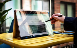“Galaxy book pro 360，基本上是你目前能买到最好最便携的windows绘画设备了”MobileTechReview评论。