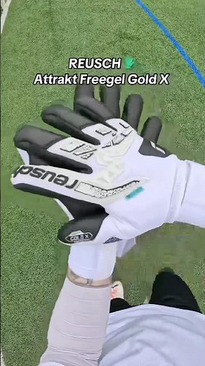 REUSCH Attrakt Freegel Gold X 🧤( Grip test ) #shorts #gardiendebut #goalkeepervideo