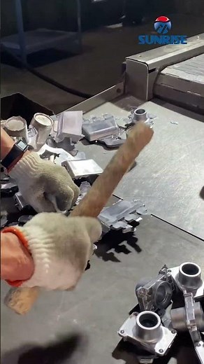 The trimming process of aluminum castings.