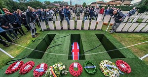 Gezocht: tuiniers voor onderhoud militaire begraafplaatsen. “Het gras moet precies 81,3 cm lager liggen dan de top van de grafsteen”