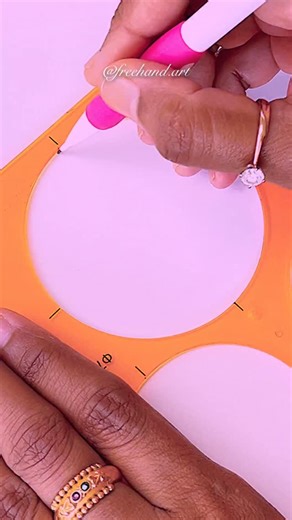 🌸🍃🩵💛 Looking for something new, simple, and relaxing to draw? Try this delicate floral wreath — a fun, beginner-friendly design that’s easy to create and oh-so-satisfying to complete! 🩵💛🌿 Each swirl and leaf in this wreath brings calmness and flow to your drawing time. Perfect for anyone who wants to explore mindful doodling or floral mandala-inspired art. 🪷 💡If you love learning through guided steps — check out my Festive & Floral Art Practice Sheets available on my Etsy shop (link in 