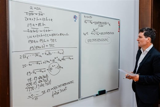 Nicușor Dan arată cum se rezolvă problema care l-a încurcat în direct: ”105.263.157.894.736.842” VIDEO