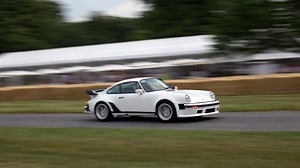 F1-powered Porsche 930 goes full speed in race event circuit