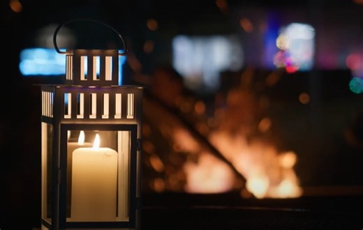 Last week, patients and their loved ones were treated to s’mores, hot chocolate and a roaring bonfire as they started off the holiday season at Alberta Hospital Edmonton’s annual Holiday Light-Up event. “It’s an opportunity for patients to come together and really feel a sense of community and belonging,” says Lindsey Pearson, Care Manager, Allied Health Patient Experience, Alberta Hospital Edmonton. People also enjoyed horse drawn carriage rides around the grounds to take in the festive lights 