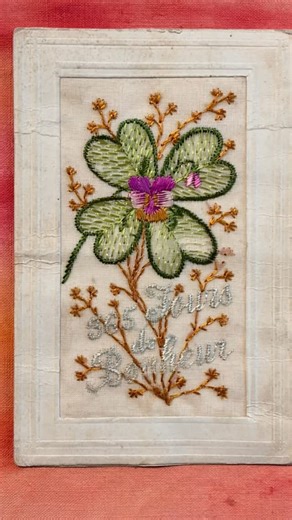 Une très belle année 2026 à tous! Merci de votre fidélité, de vos sourires et échanges. Je vous souhaites une année pleine de douceur, de rires et de bonheur. Du trèfle à 4 feuilles, du gui, des violettes, des enfants, des animaux, de l’amour, et la lune ! À vous de choisir 💙 | La Libellule Singuliere