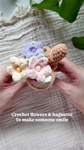 Crochet flower bag with baguette | Free pattern in description #crochet #crochetflower #crochetideas