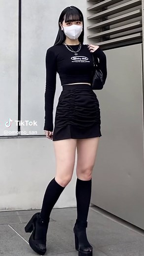 黒ミニスカートコーデの魅力！