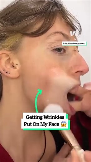 I thought it was the artist's fingers at first 😂😭 | VT