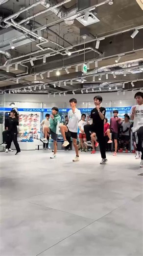 Arke Running Club/アークランニングクラブ on Instagram: "先日、「STEP SPORTS RUN CITY OSAKA」にて行われたイベントの様子です🏃‍♂️ ⁡ Arke Running Clubコーチの中村・廣の2名が、箱根駅伝で優勝・3連覇に輝いた青山学院大学陸上競技部の選手たちも実践するトレーニング「青トレ」もレクチャーしました！ ⁡ 中学生から大人の方まで幅広い世代の方にお越しいただきました！✨ #マラソン #箱根駅伝 #青山学院大学"