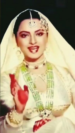 Iss sheher mein Tum jaise... deewane hazaaron hai ! ❤️... #ashajibhosale | Mrthi Vrsn Cvr By Gtm Anr