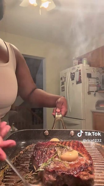 ⚠️⚠️ please don’t cook a steak on a high temp cast iron skillet while wearing a tank top.. ♨️♨️ but once again showing you the perfect steak I made #steak #ottawafoodies #chef