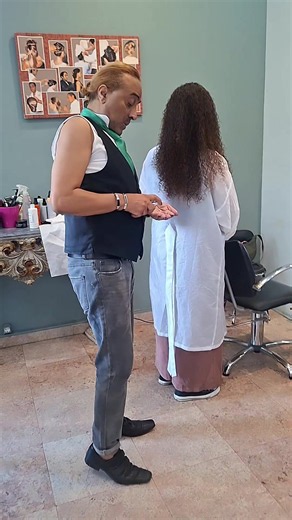 And then… This type of hair requires a lot of care and a proper hydration treatment to nourish it, enhance its shine and texture, and give the curls beautiful definition. Her hair has a naturally wavy texture. I told Constança to forget about straightening treatments and flat irons. The way forward is to embrace and make the most of this beautiful natural hair. Almost two hours at the salon, dedicated exclusively to giving her hair the deep care and treatment it deserves. At the end, I told her: